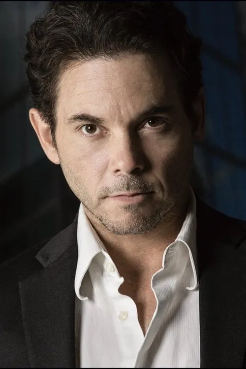 Todd Bruno interpretando a 