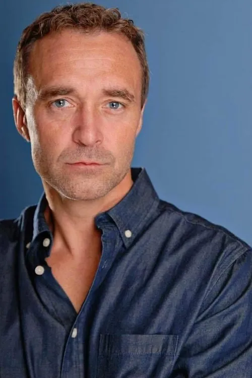 Todd Bush interpretando a Cook