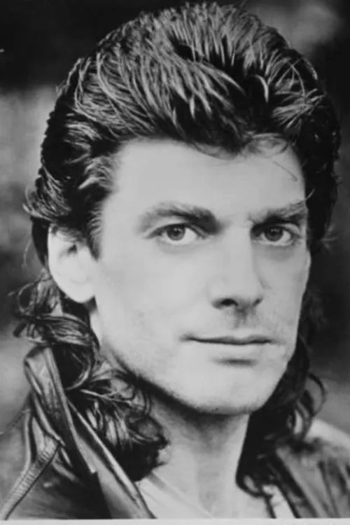 Todd Curtis interpretando a Rick