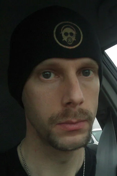 Todd Jason Cook interpretando a Todd