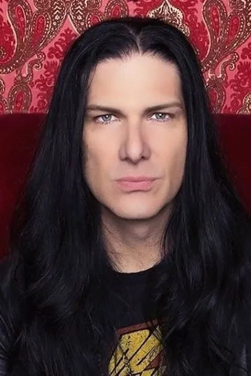 Todd Kerns interpretando a Bass
