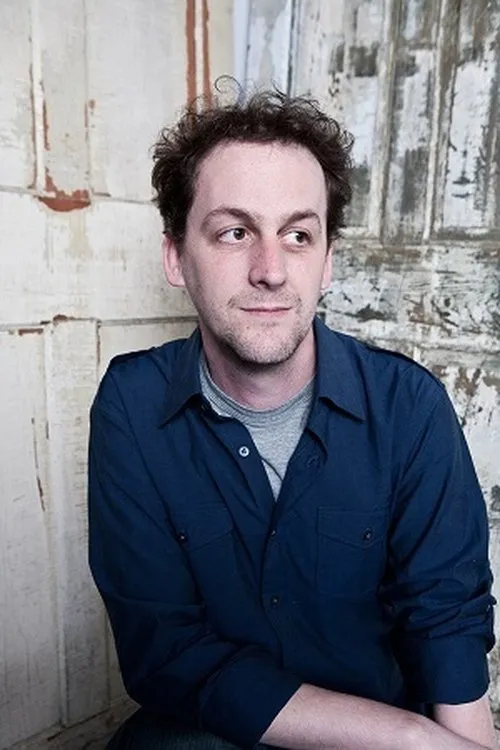 Todd Rohal interpretando a Brian Duges