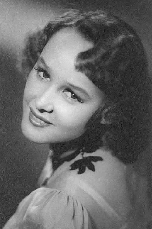 Toini Vartiainen interpretando a Ilona Jonsson