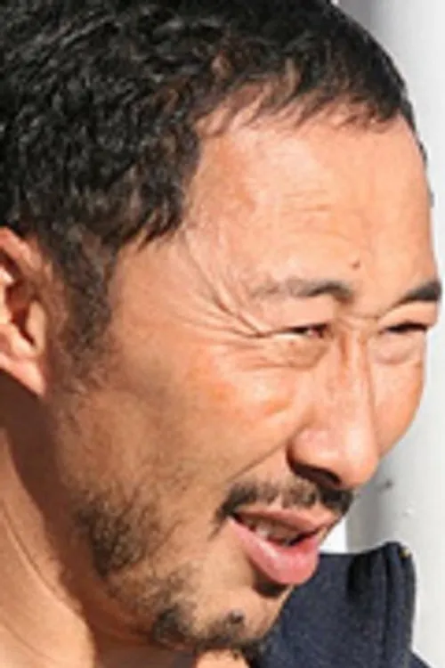 Толепберген Байсакалов interpretando a 