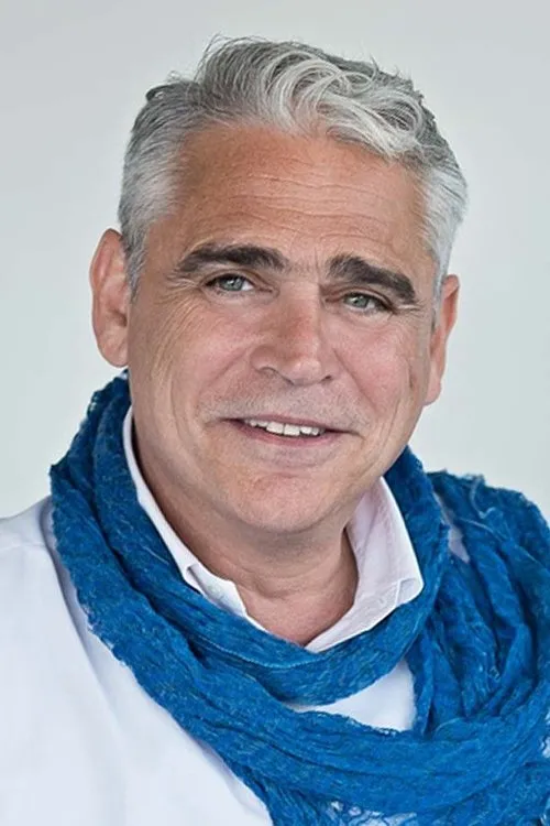 Tolga Savacı interpretando a Tolga