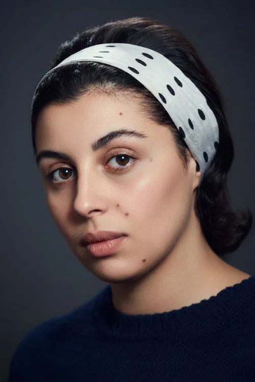 Tolga Tigin interpretando a