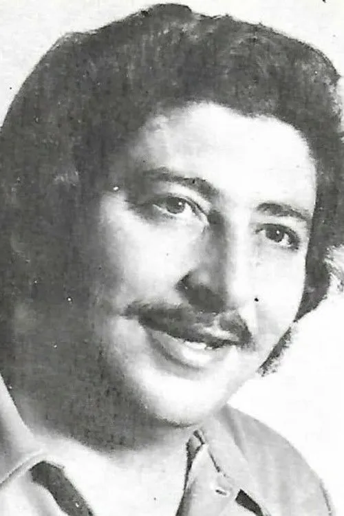 Tolis Polatos interpretando a 