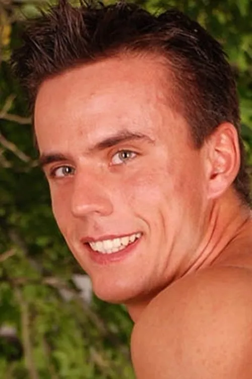 Tom Arnott interpretando a 