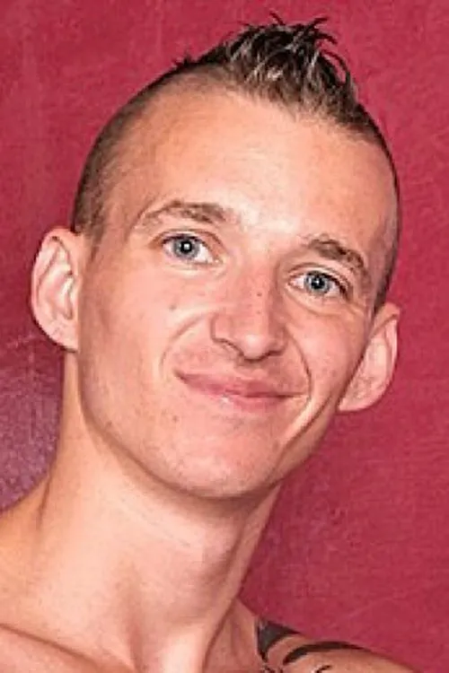 Tom Backet interpretando a 