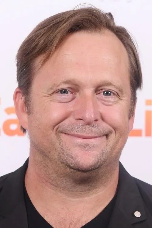 Tom Binns interpretando a Fortune Teller