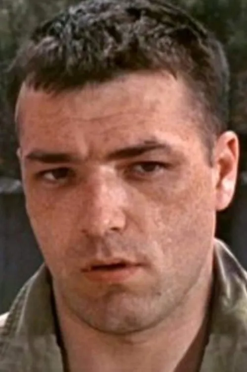 Tom Busby interpretando a Sam