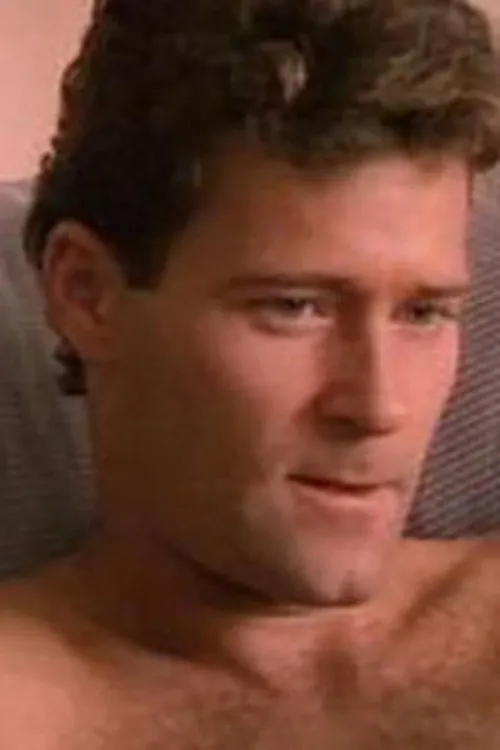 Tom Chapman interpretando a 