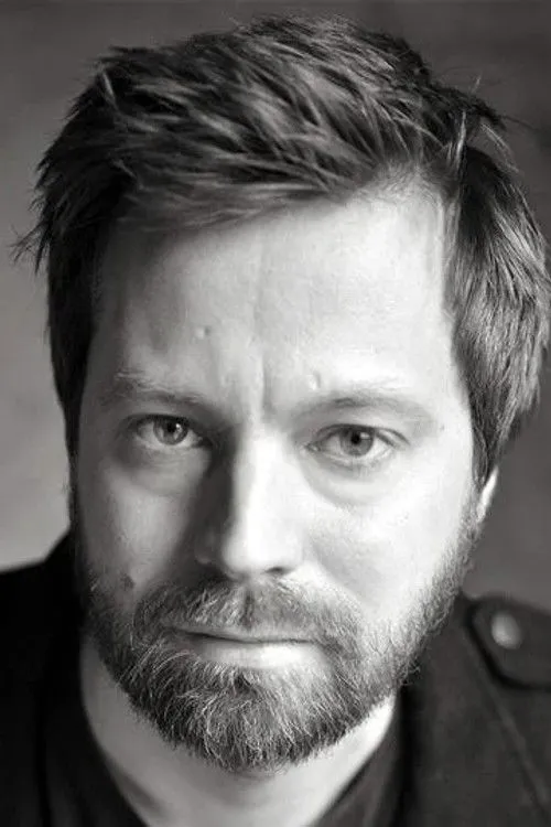 Chloe Oram ha trabajado con Tom Clear en 1 ocasiones