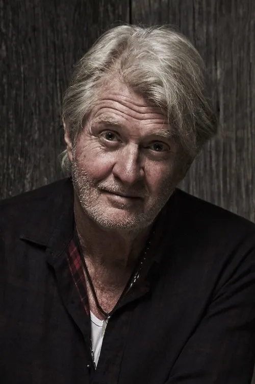 Tom Cochrane interpretando a Self