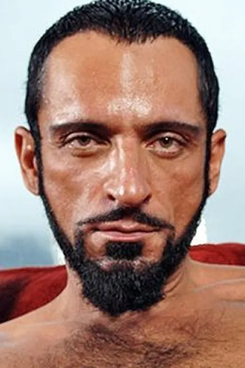 Tom Colt interpretando a