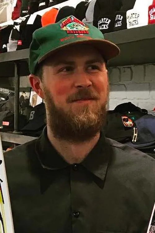 Tom Day interpretando a Himself