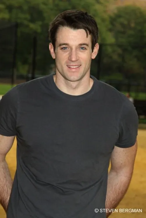 Tom Degnan interpretando a Jim