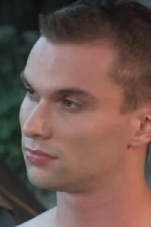 Tom Dugan interpretando a