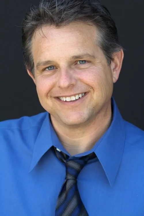 Tom Gibis — personaje: Cameraman