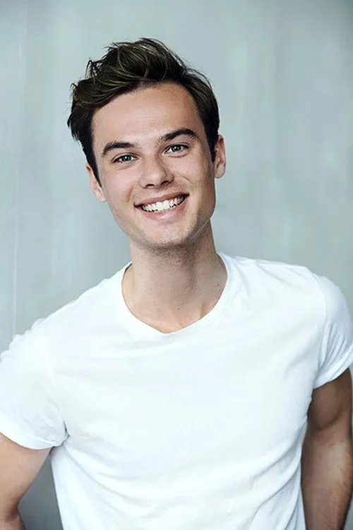 Tom Gronau interpretando a Elias