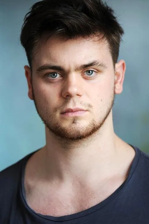 Tom Hanson interpretando a Paris