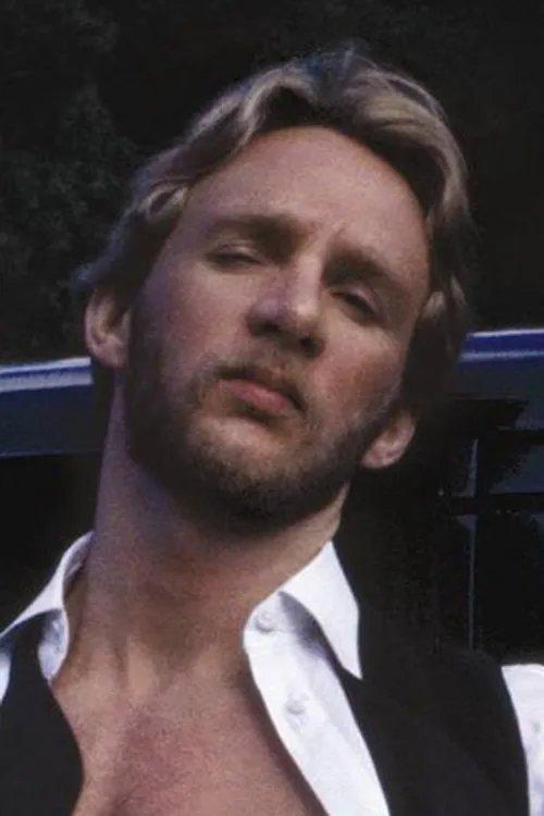 Tom Hartung interpretando a (segment 