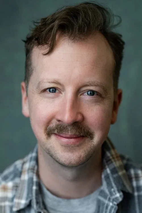 Tom Hartwell interpretando a Tom