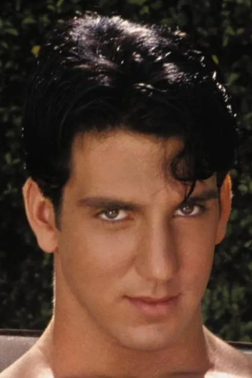 Tom Katt interpretando a 