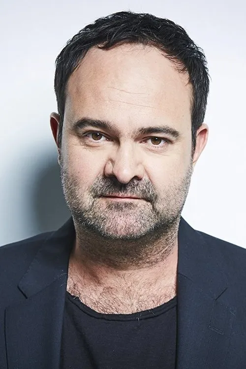 Tom Keune interpretando a Dr. Brückner