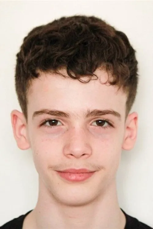 Tom Levy interpretando a Luca Biglioni