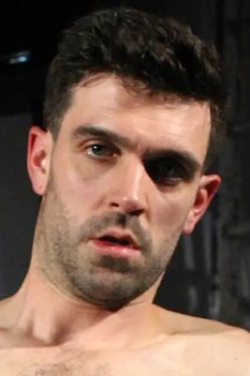 Tom Long interpretando a Brad Goodall