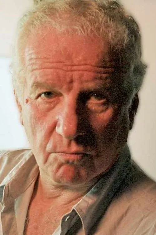 Tom Mangold interpretando a Narrator