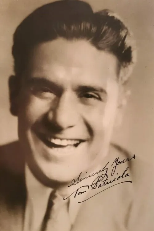 Tom Patricola interpretando a Tony