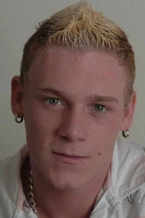 Tom Petrov interpretando a