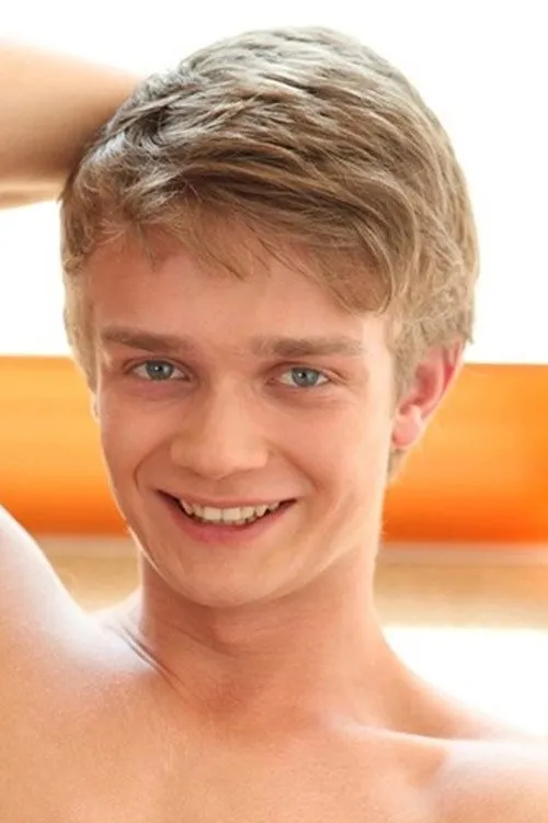 Tom Pollock interpretando a 