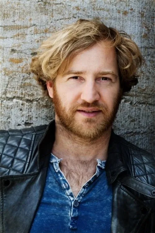 Tom Radisch interpretando a Dr. Hansen