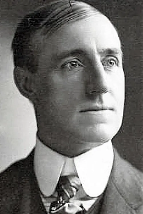 Tom Ricketts interpretando a Williams