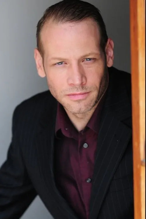 Tom Riordan interpretando a Ranger Medic