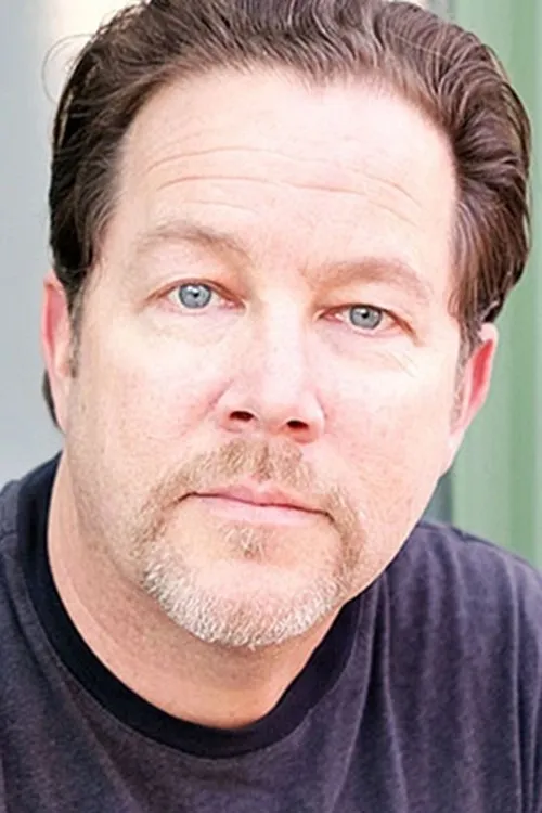 Tom Shell interpretando a Stu