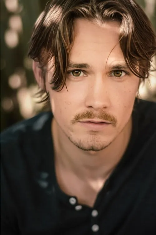 Tom Stevens interpretando a 