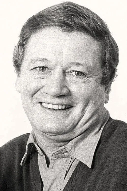 Tom Tellefsen interpretando a Tom