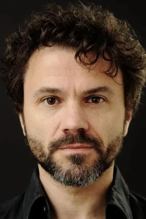 Tom Van Landuyt interpretando a Erik