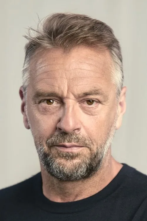 Tom Waes interpretando a Dominant P