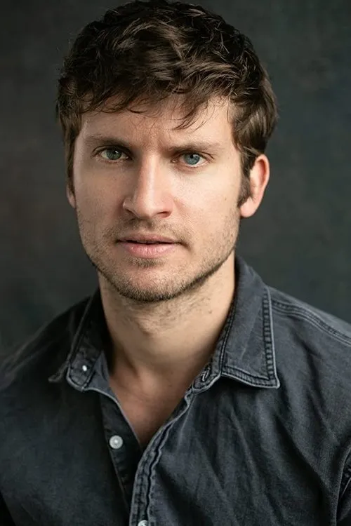 Tom Weston-Jones — personaje: Kevin Corcoran