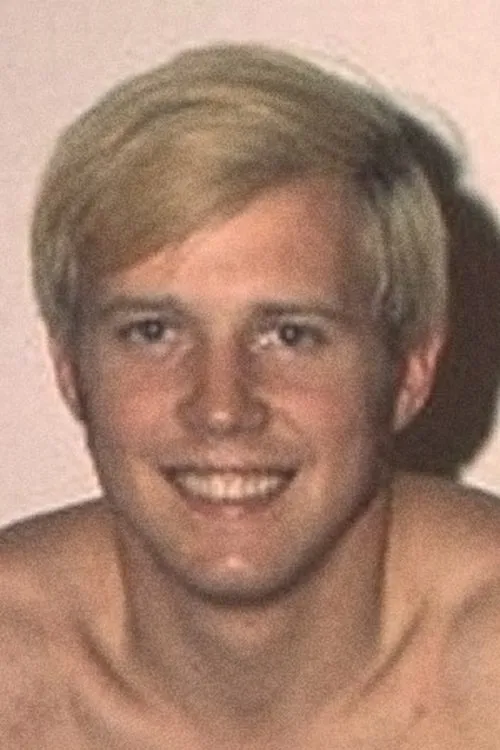 Tom Winston interpretando a Guy In Bar