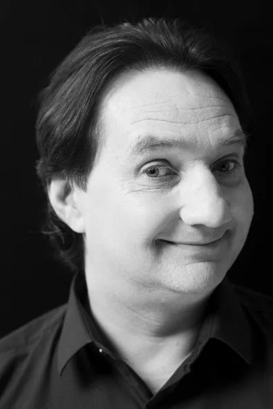 Tomas Kizelis interpretando a Police Officer