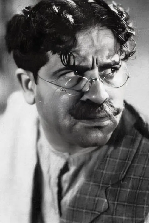 Tomás Simari interpretando a