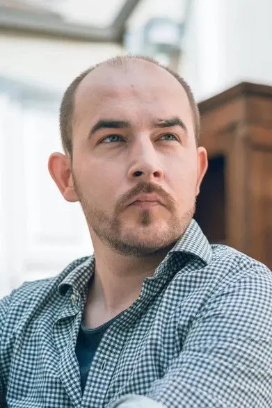 Tomas Stirna interpretando a Boar