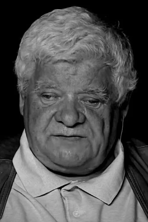 Tomasz Knapik interpretando a Narrator (voice)