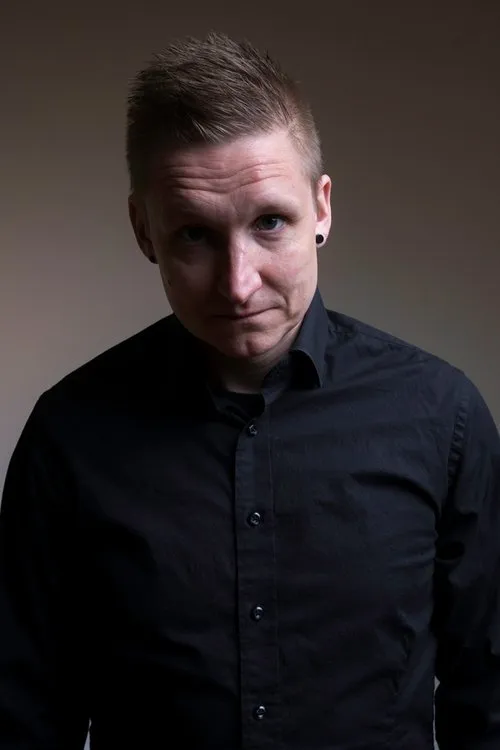 Tommi Mujunen interpretando a Johan